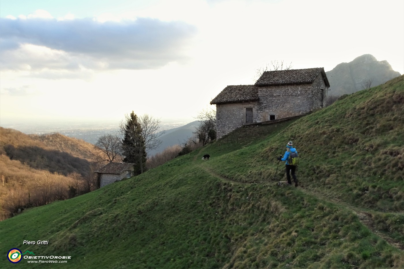 80 Cascina con Filaressa sullo sfondo in alto.JPG